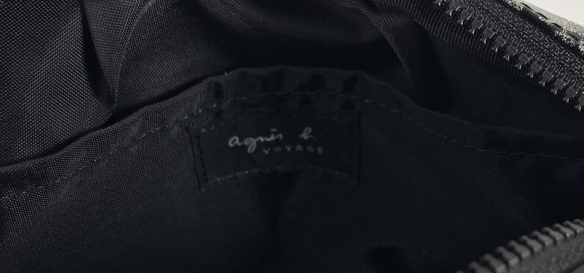 極美品 アニエス・ベー 3WAY 可愛い斜め掛けOK ブラック×ラメ入りロゴデザイン ハンド&クラッチ&ショルダーバッグ 。ロゴチャーム付
