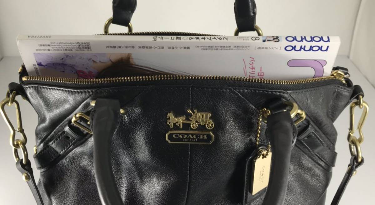 極美品 COACH マディソンコレクション 可愛い 2WAY フォーマル 上質本革 軽量 ブラック ハンド&ショルダーバッグ 。美品ロゴチャーム2個付