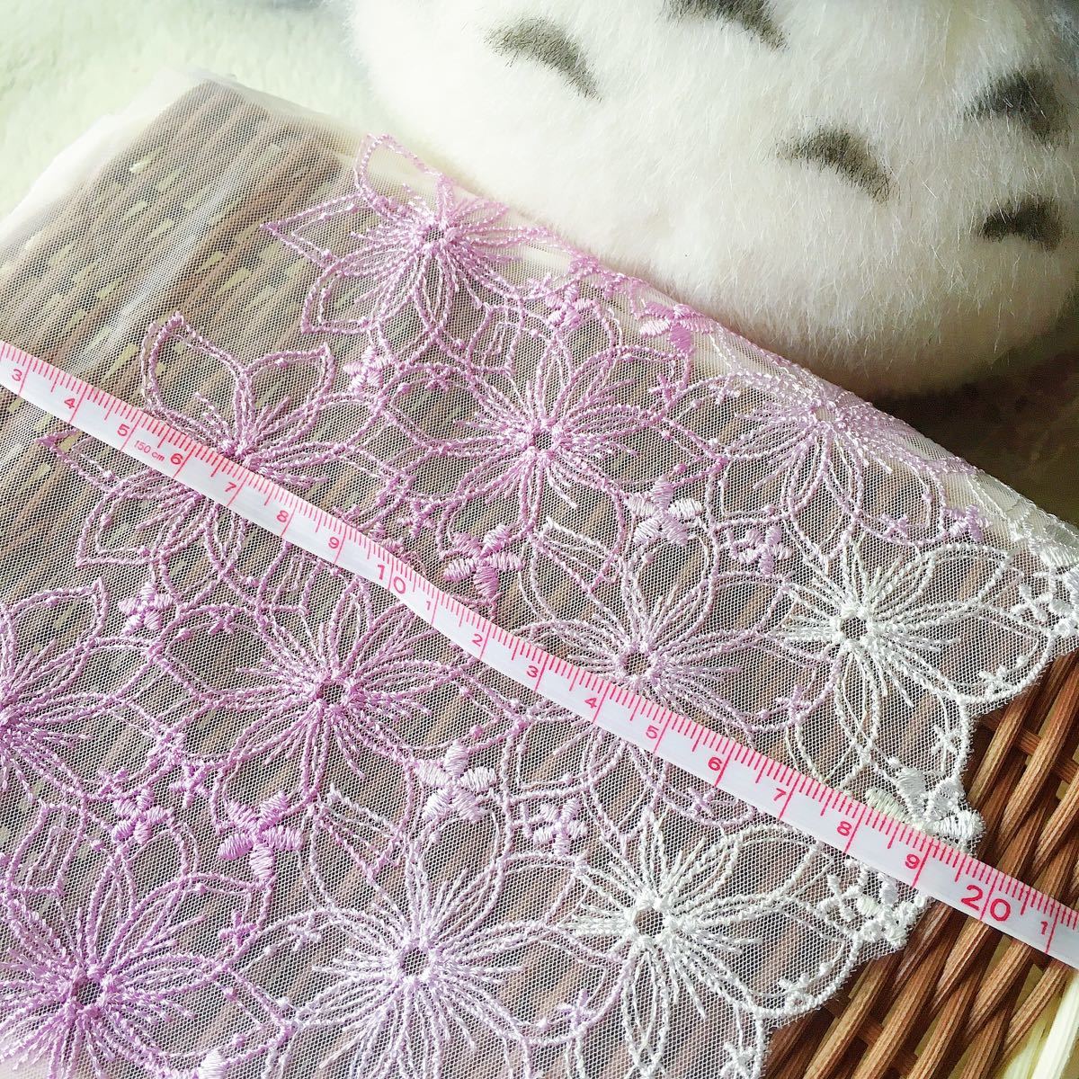 0110 薄紫優しい花刺繍チュールレース　1m