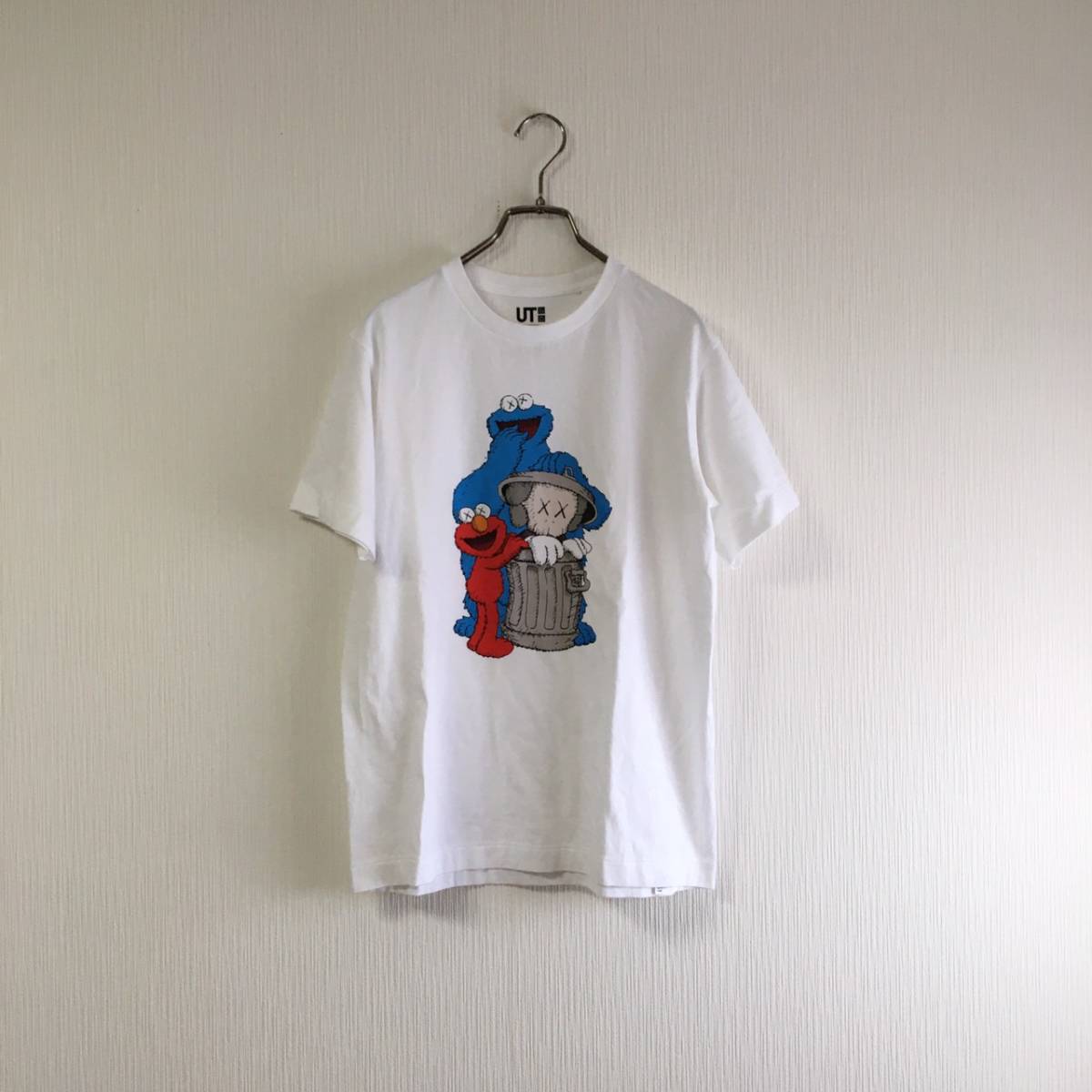 ユニクロUNIQLO×カウズKAWS×セサミストリートコラボ ダブルネーム UT Tシャツ メンズＳサイズ 限定品 完売商品_画像1