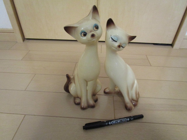 猫 ネコ 置物 ペア 陶器製 当時物 昭和レトロ 顔つきに気品と可愛らしさがある_画像1