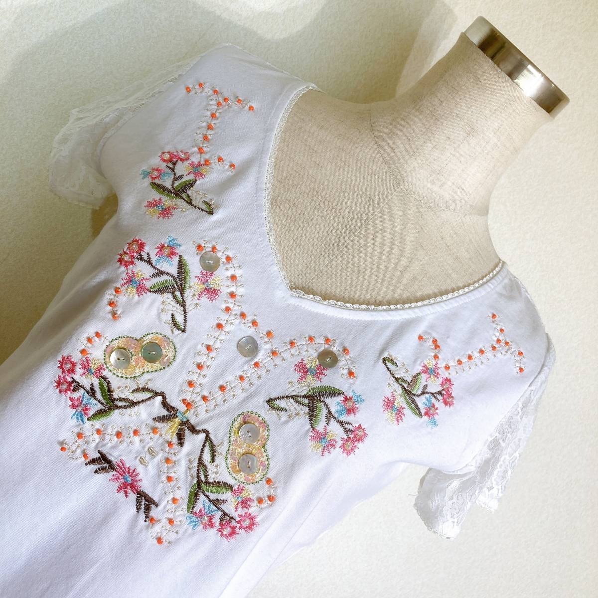 H912 new goods!# Just kavali* white / sleeve &. race * flower embroidery * short sleeves cut and sewn #L