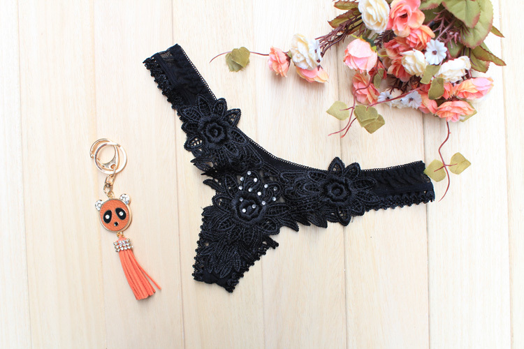 新品 未使用 送料無料ls51-5549黒色刺繍 上品花柄Ｔバック フロント花レーススケスケ デリケートラインを隠した官能ショーツ アダルト