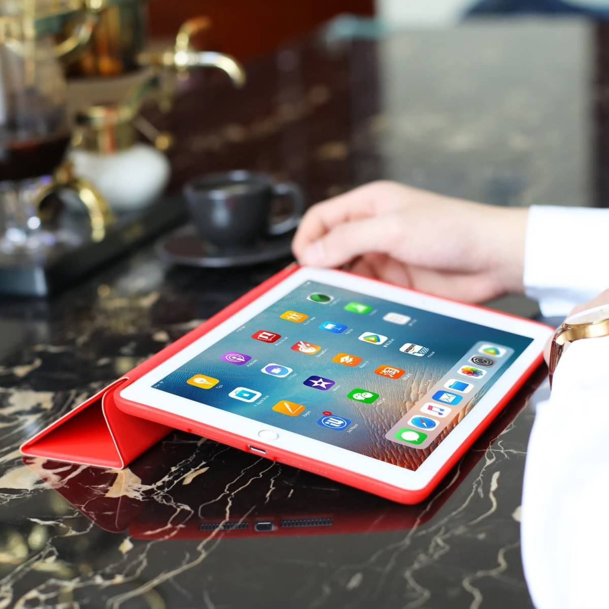 iPad 10.2 第7世代 2019 ケース 赤色 軽量 シリコン レッド アイパッド 保護カバー 3段階折り畳み スタンド マグネット 自動スリープ_画像6