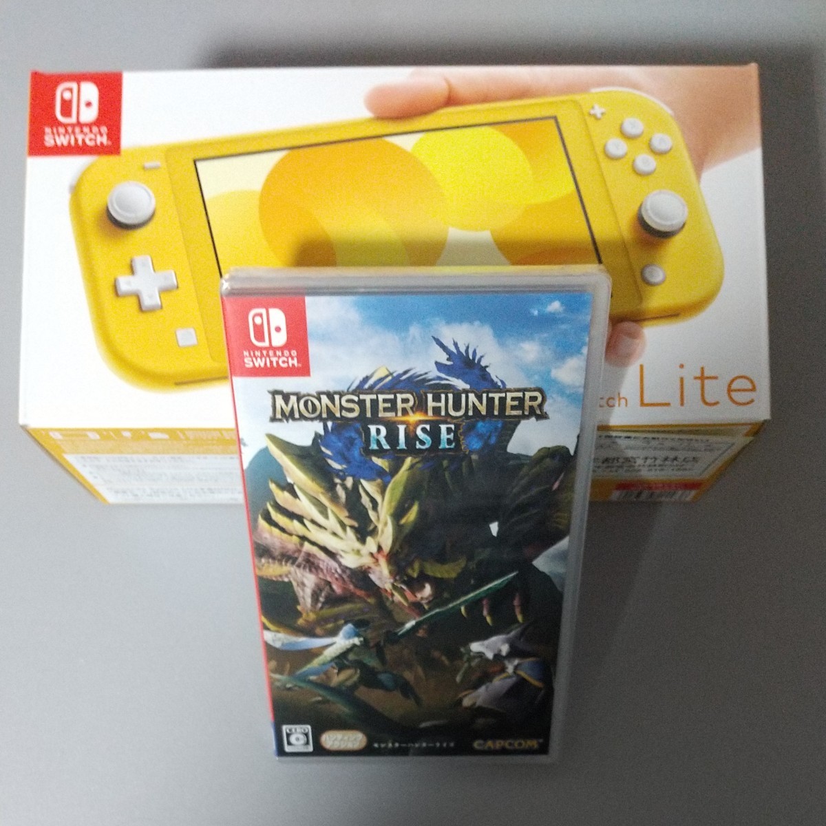 Switch lite イエロー+ モンスターハンターライズ