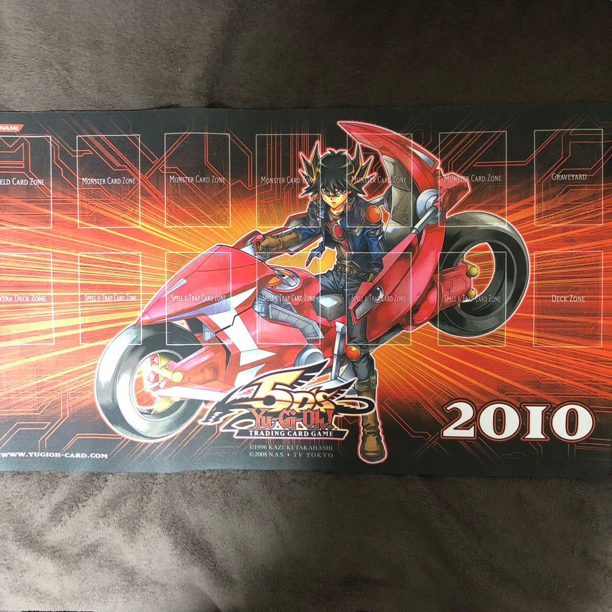 新品・公式】遊戯王5D's プレイマット 2010 不動遊星 & D 新品・公式】遊戯王5D's プレイマット 2010 不動遊星 & D