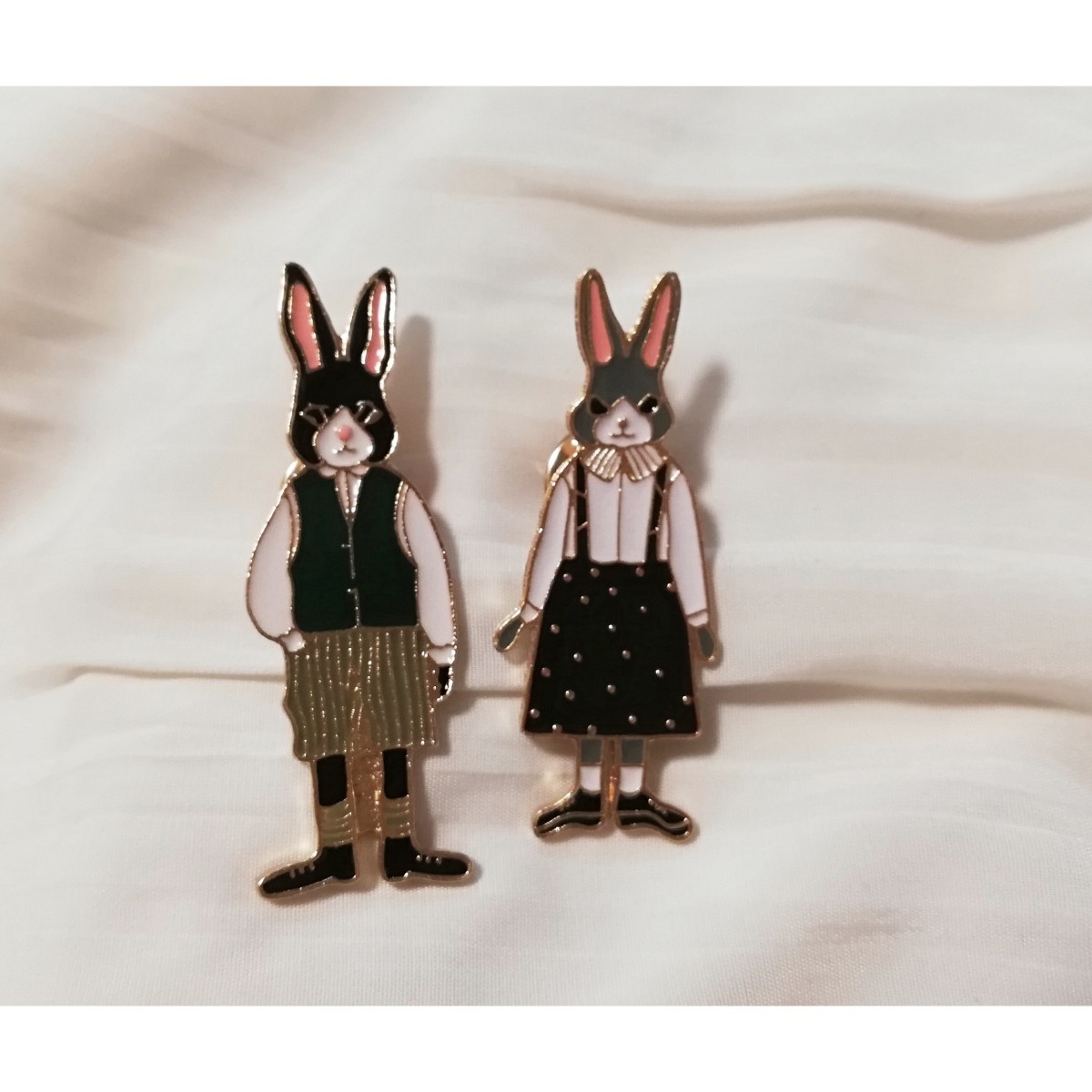 【新品】 うさぎちゃん ウサギ 男女ペアラビット ピンバッジ ピンバッチ ラペルピン