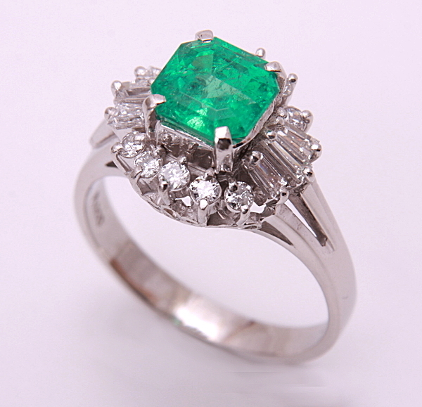 《質屋》Pt900★天然エメラルド1.59ct+ダイアモンドリング★C-5328