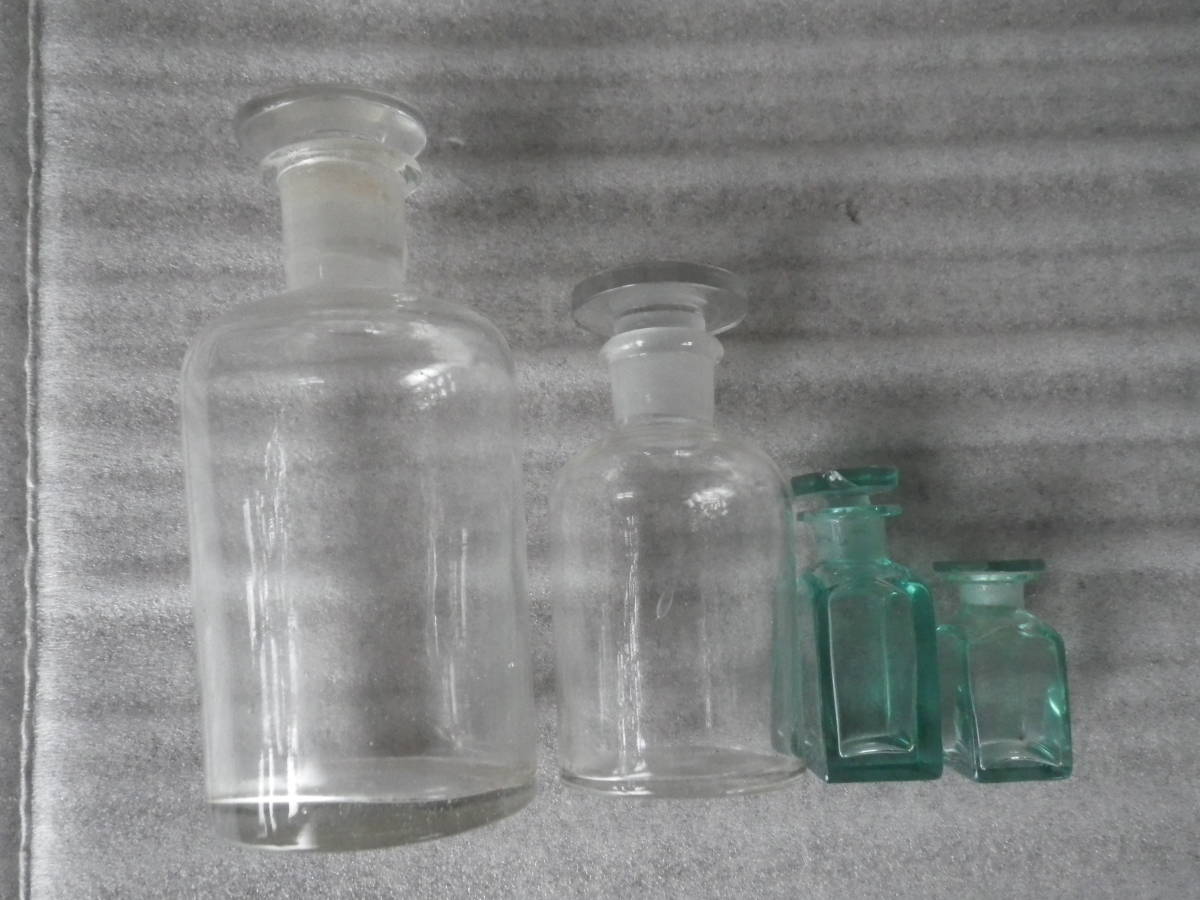 飾り　可愛い　素敵　絵に成る　手作り　薬瓶　薬品瓶　小瓶　白瓶　緑瓶　アンティーク　古物　珍しい　4個組　飾りに　液剤入れに その他