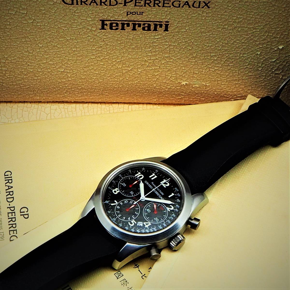 ミントコンディション！ Girard Perregaux (ジラール・ペルゴ) Ferrari F1-047 Chronograph Titanium/Carbon Fiber Dial 40mm - Complete _画像4