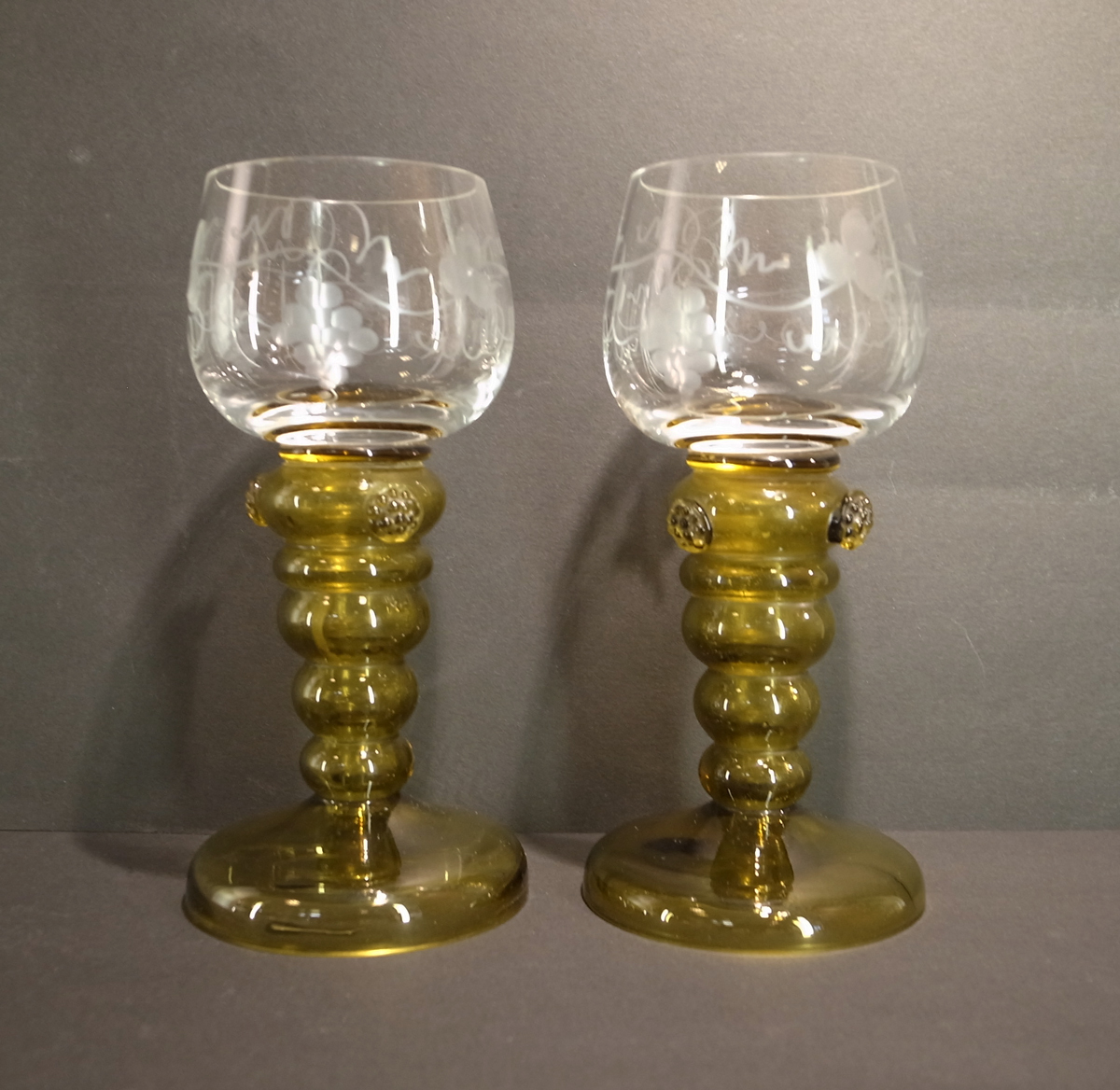ドイツ伝統のワイングラス アンテーク 19世紀 レーマーグラス 2客セット 葡萄彫刻 即決