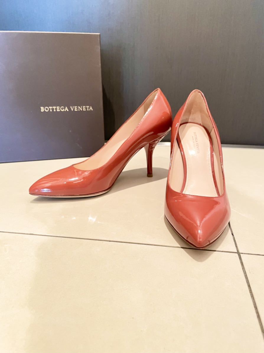 送料無料 一度着用 36 1/2 BOTTEGA VENETA パンプス ボッテガヴェネタ 23.5cm エナメルパンプス オレンジ イントレチャート