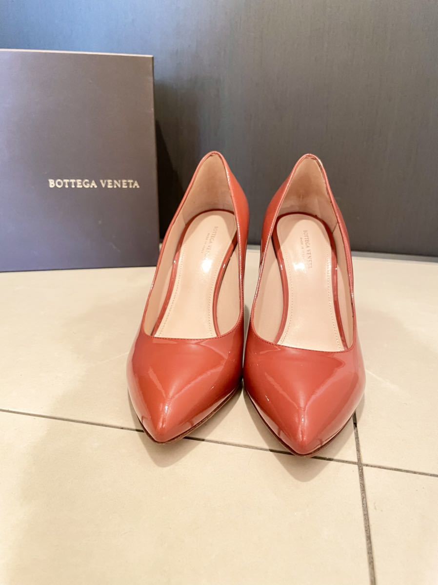 送料無料 一度着用 36 1/2 BOTTEGA VENETA パンプス ボッテガヴェネタ 23.5cm エナメルパンプス オレンジ イントレチャート