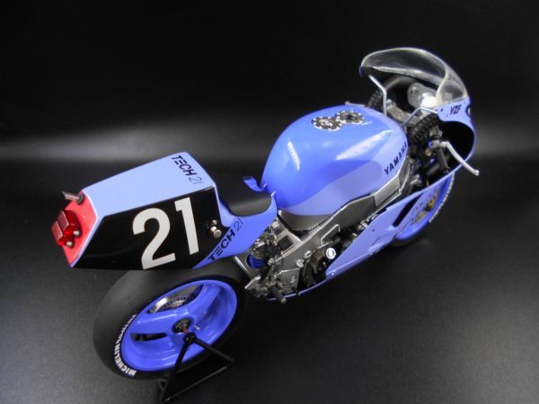 フジミ製 1/12 YAMAHA YZF750 TECH21 1987年鈴鹿8耐仕様 塗装済み完成品_画像5