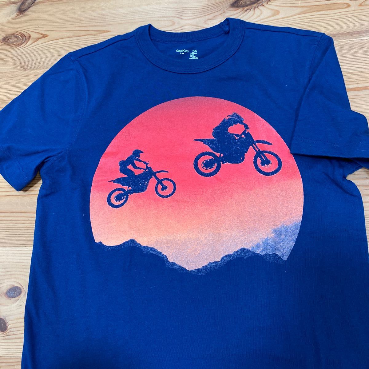 GapKidsギャップキッズ★ジュニアTシャツ★紺[150]★夕陽に飛べモーターバイク柄★半袖Tシャツ