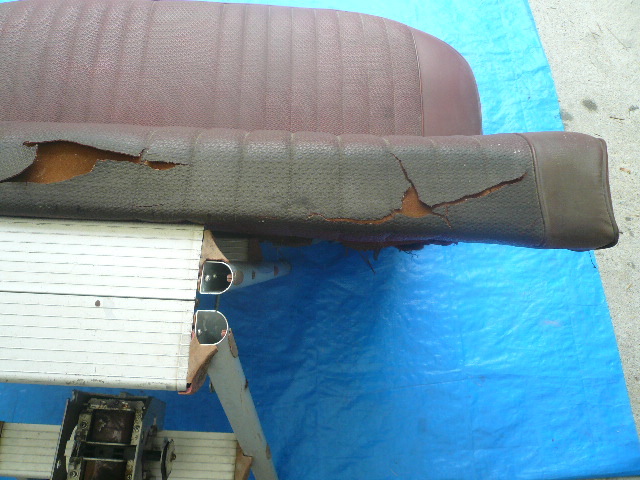 プリンス　スカイライン　S 54 A－Ⅲ型 　赤色　 リア　シート　座位　背面_数１０センチの破れ有り