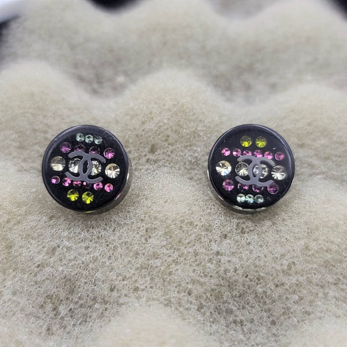 確実正規品 シャネル ラインストーン ピアス 消毒済み 黒 | inmarco.ae