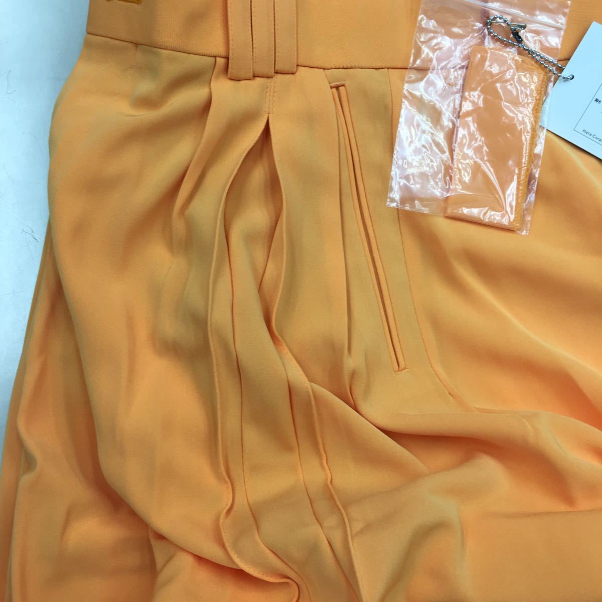 新品　未使用　日本製 スラックス ゴルフパンツ オレンジシャーベット色 サイズ79 4タックボックスタック オシャレループ サラサラ生地_画像8