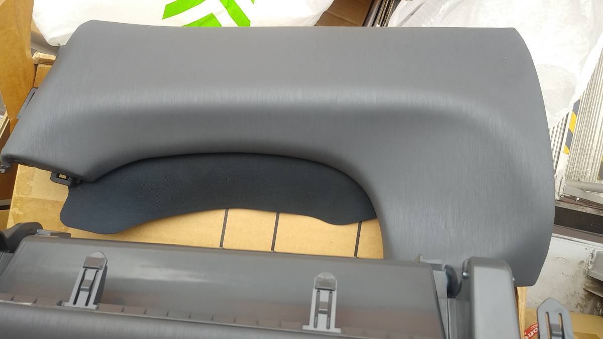 プリウスα ZVW41W グローブBOX 上段　運転席前　 純正レザー　グレー色　２点_画像2