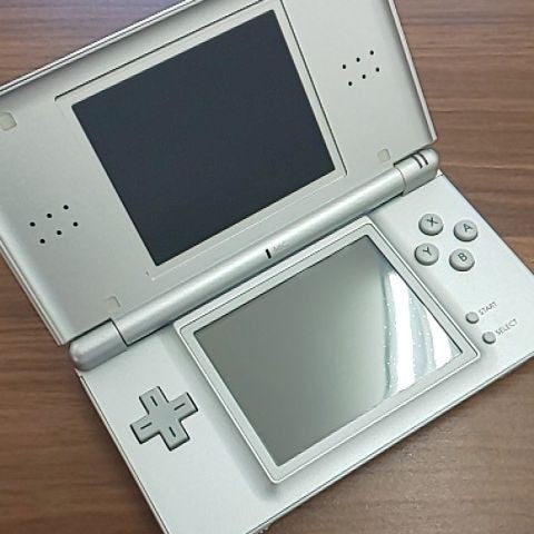 ニンテンドーDS Lite グロスシルバー