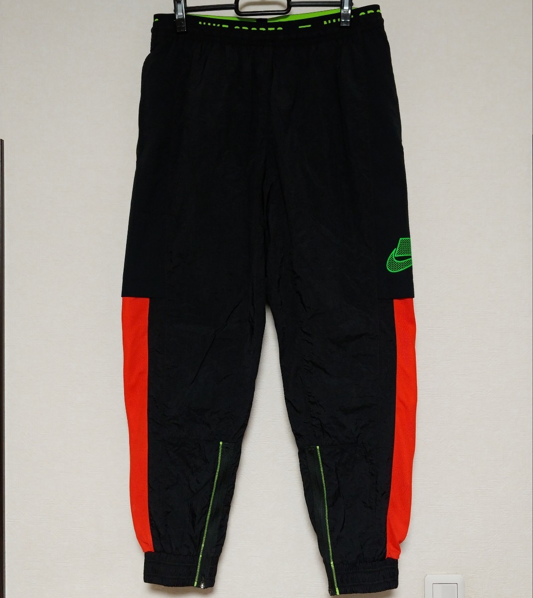 未使用 NIKE ナイロン ジャケット パンツ セットアップ 黒×蛍光 未使用 NIKE ナイロン ジャケット パンツ セットアップ 黒×蛍光