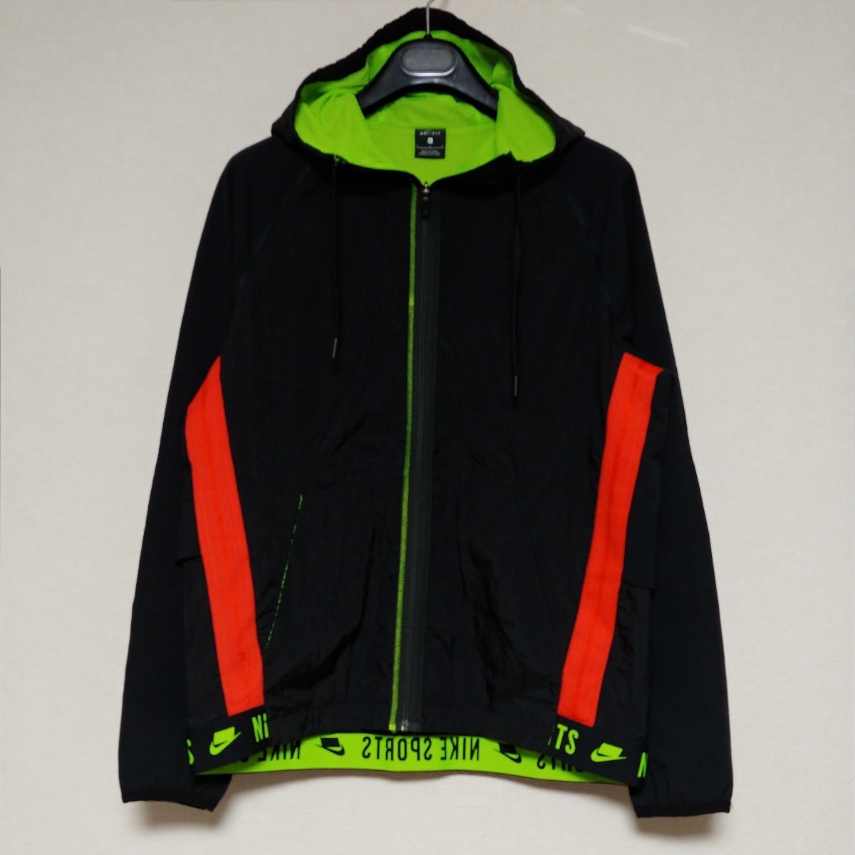 未使用 NIKE ナイロン ジャケット パンツ セットアップ 黒×蛍光 未使用 NIKE ナイロン ジャケット パンツ セットアップ 黒×蛍光