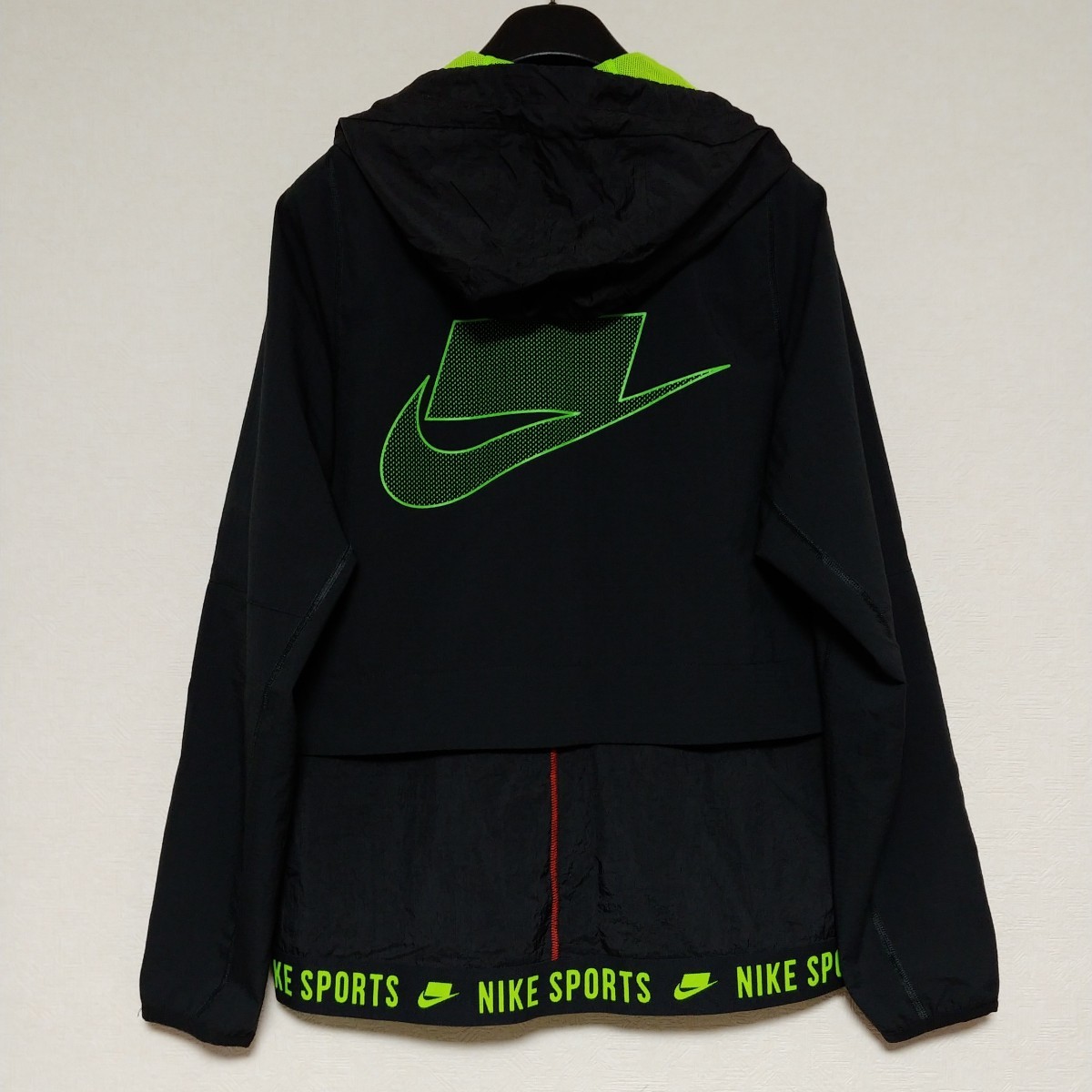 未使用 NIKE ナイロン ジャケット パンツ セットアップ 黒×蛍光 未使用 NIKE ナイロン ジャケット パンツ セットアップ 黒×蛍光
