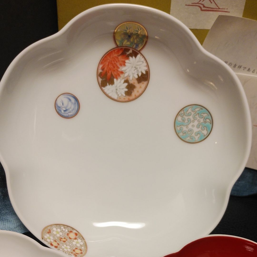 新品】深川製磁 寿赤絵 ①祝組皿 ②梅型6号鉢 計 3点セット 新品】深川製磁 寿赤絵 ①祝組皿 ②梅型6号鉢 計 3点セット