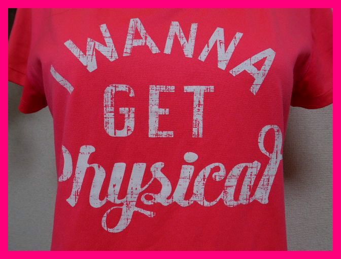 送料無料★アンダーアーマー・半袖TシャツSM　ピンクボディに白文字「I WANNA GET PHYSICAL」擦れプリントがおしゃれ！　UNDER ARMOUR_画像3