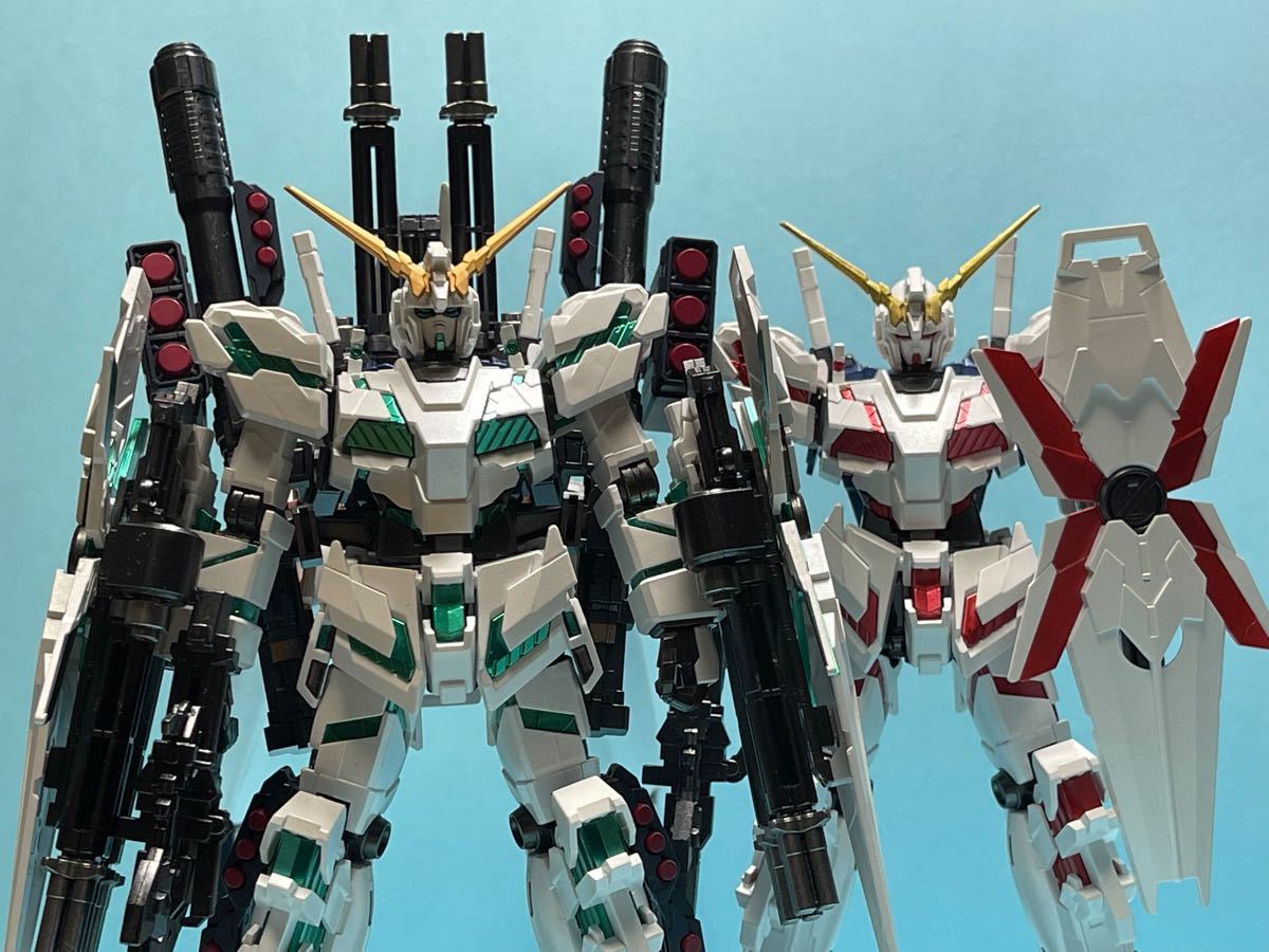 バンダイ　1／144 HGUC ユニコーンガンダム  塗装済み完成品　赤緑セット