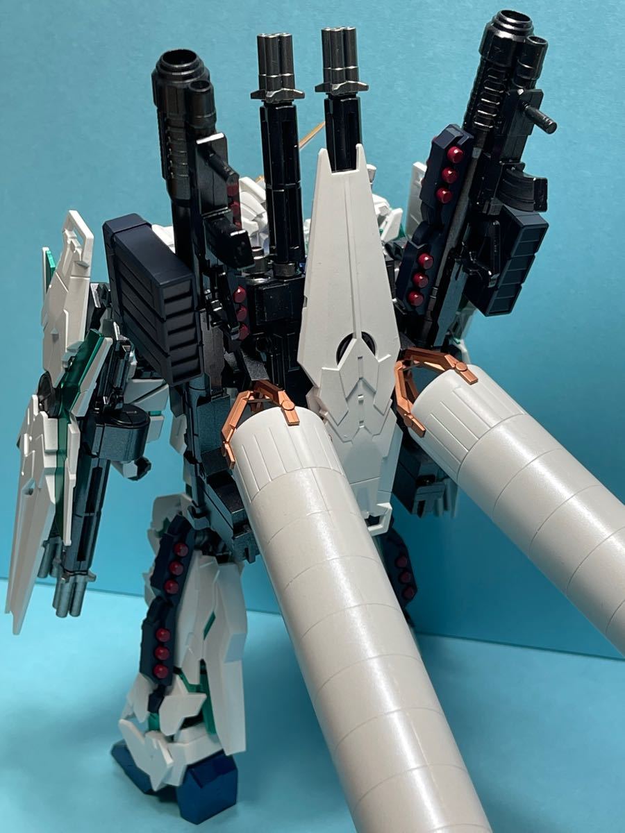 バンダイ　1／144 HGUC ユニコーンガンダム  塗装済み完成品　赤緑セット