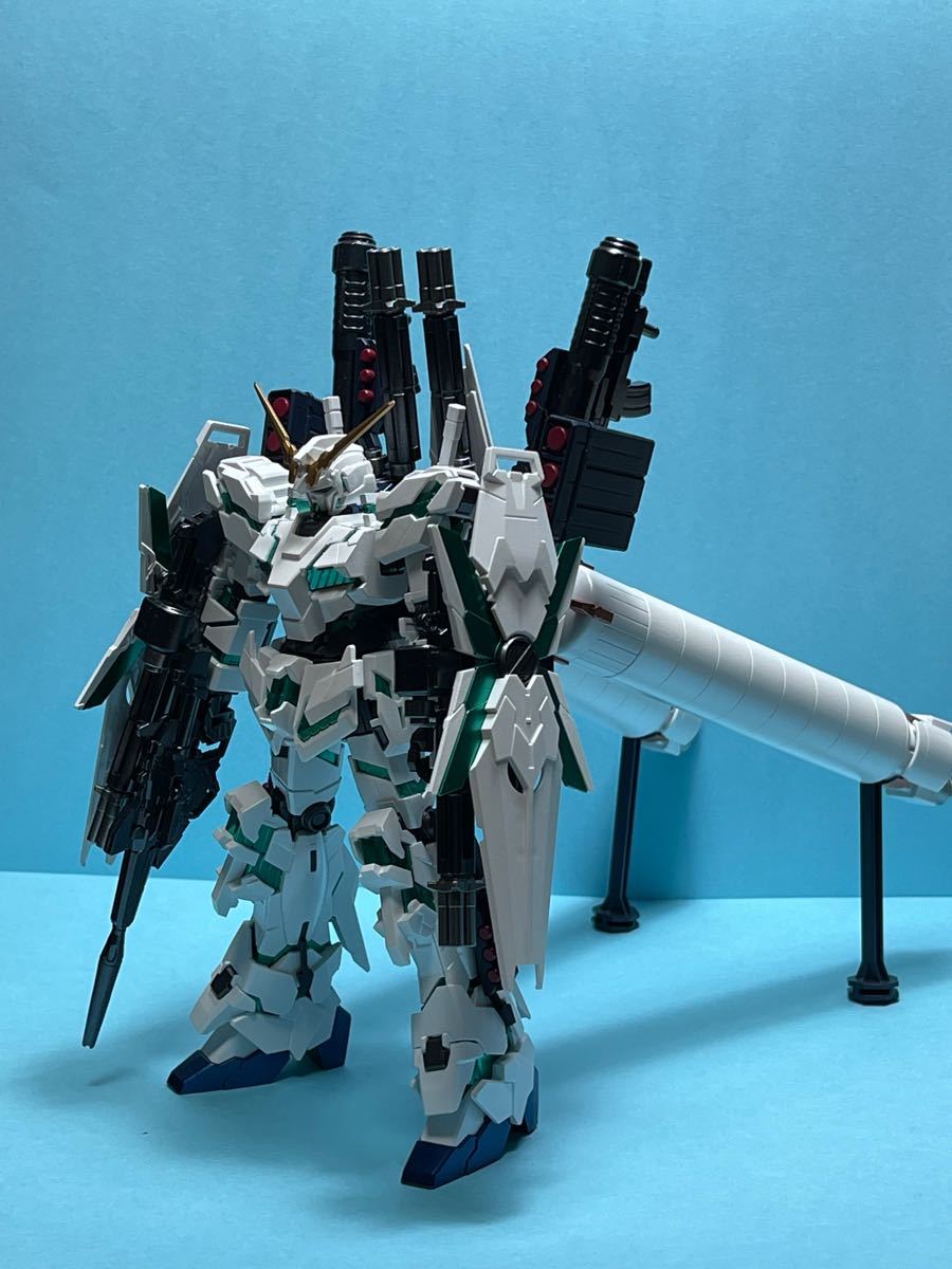 バンダイ　1／144 HGUC ユニコーンガンダム  塗装済み完成品　赤緑セット