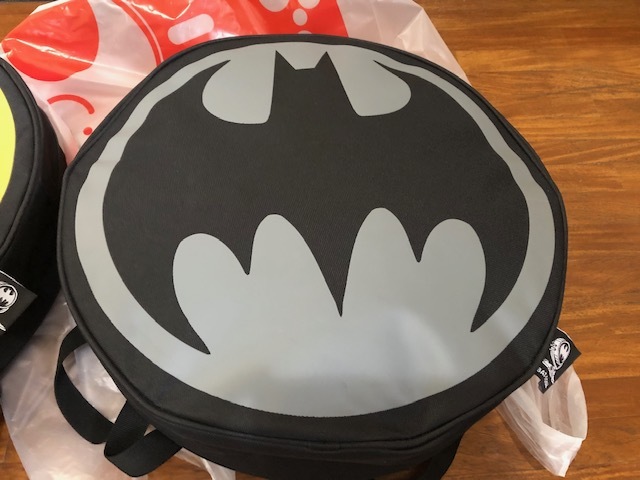 Batman バットマン 2個セット Dcコミック ジャスティス バットライト ペア マーク リュック リーグ ロゴ 新品未使用 非売品 激安通販販売 ロゴ