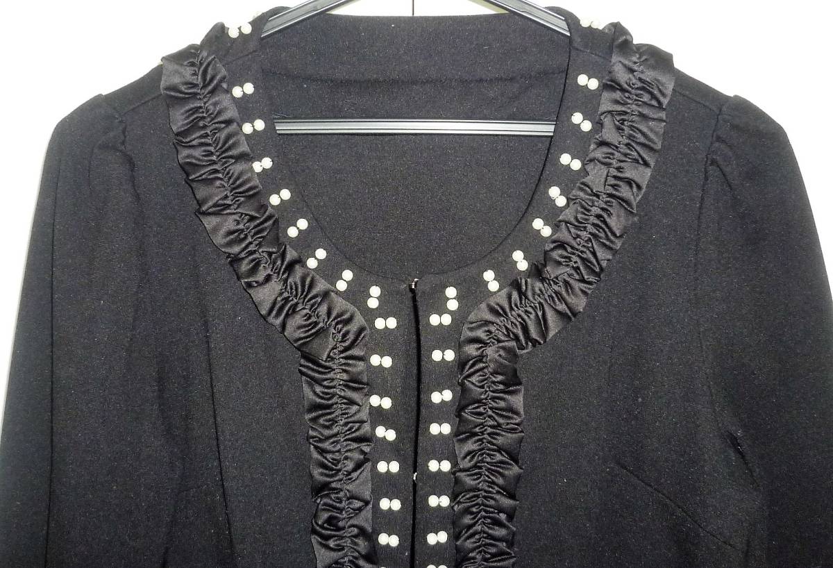 【美品】&LOVE(アンドラブ) マサミサトミ 　長袖ジャケット 黒色　 Mサイズ_フリルと2列の真珠が特長デザインです。