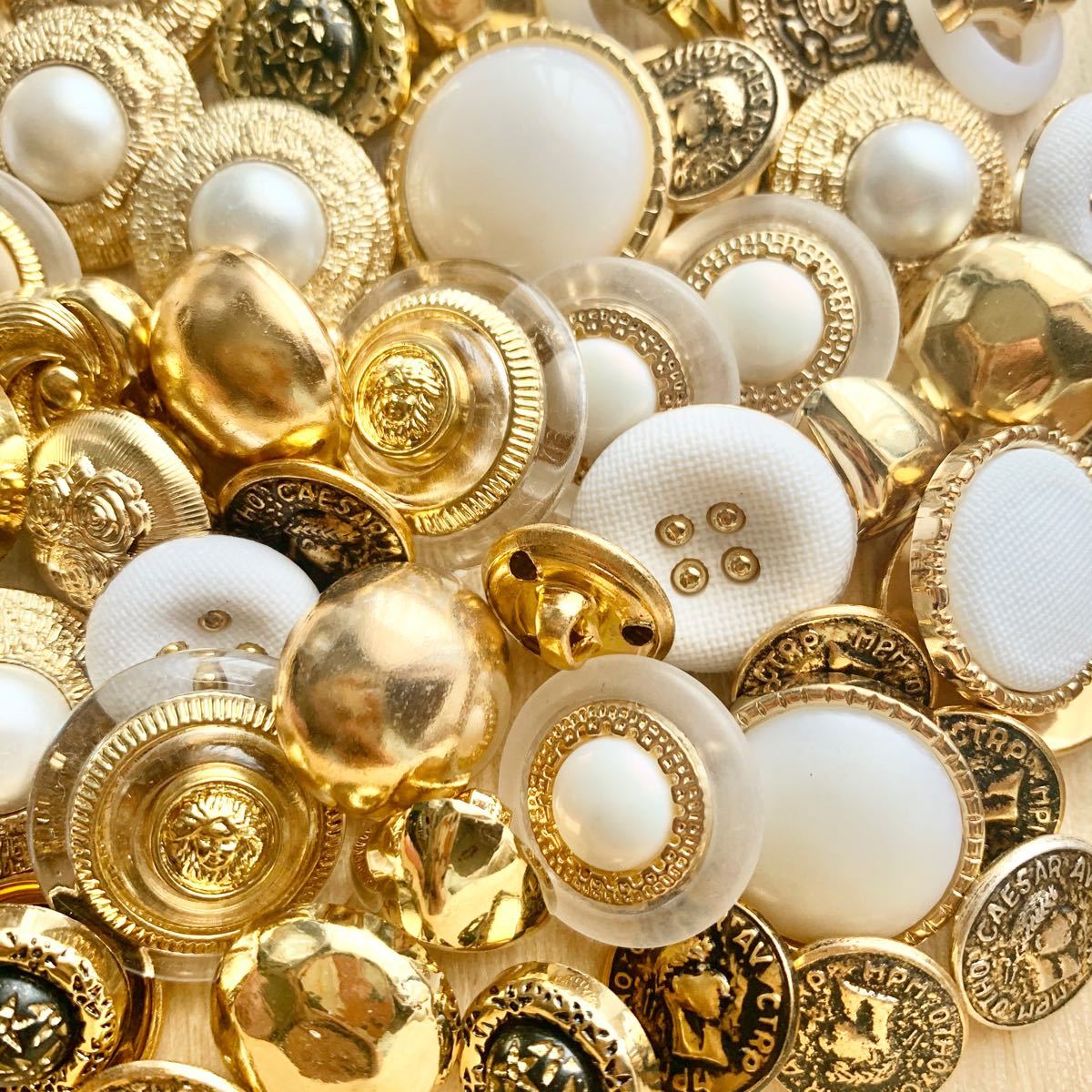 ゴールド 大量 ヴィンテージボタン 100個 まとめ売り アンティークボタン アクセサリーパーツ