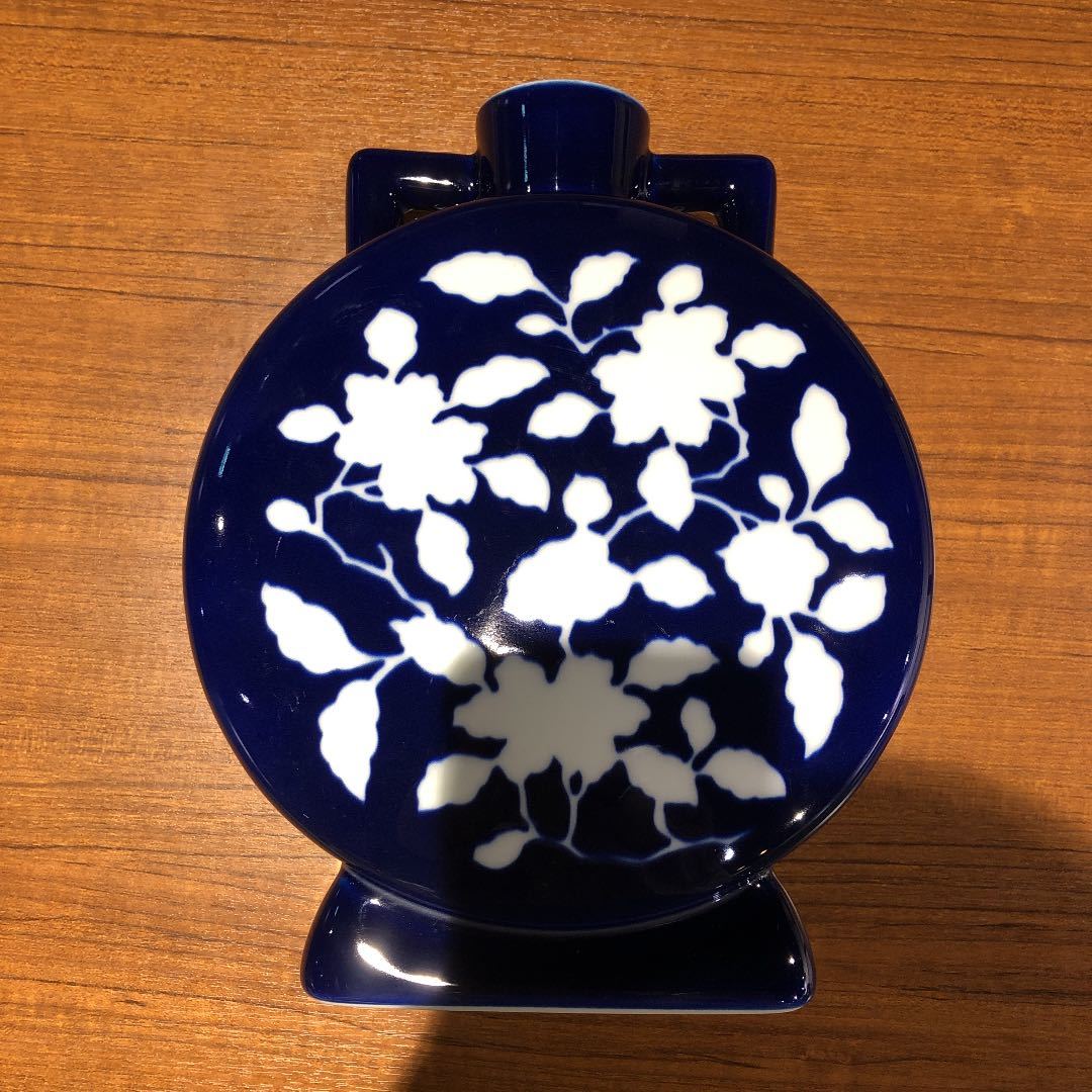 送料無料〉深川製磁 花瓶 壺 花器 草花折枝白抜紋 明染付白抜紋 花生