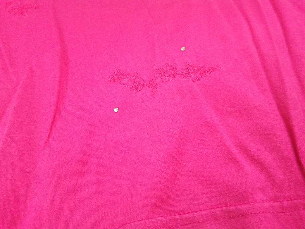 ショッキングピンクのTシャツ。クリーニング済。Ｍ－Ｌサイズ。刺繍。ラインストン付き。体にフィトしたタイプ。_ラインストンがついてます。