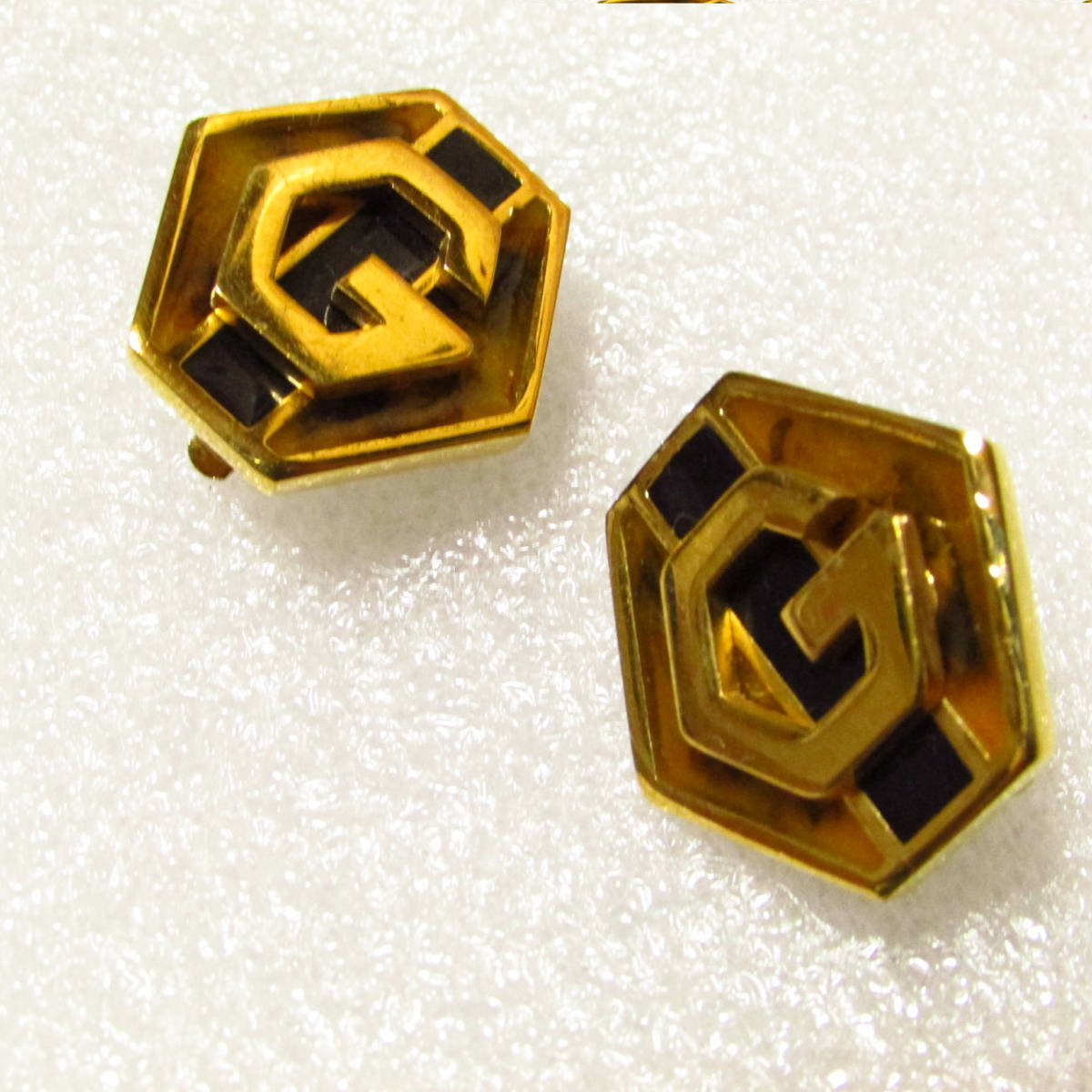 美品☆希少 GIVENCHY ジバンシィ Gロゴ 六角形 イヤリング vintage ゴールド 美品☆希少 GIVENCHY ジバンシィ Gロゴ 六角形 イヤリング vintage ゴールド