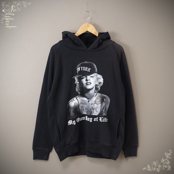 豪奢な 訳あり特価!USED*NO COMMENT PARIS/ノーコメントパリ/L/HOOD hipster Marilyn Monroeプルオーバーフォトプリントパーカー カットソー/黒 Lサイズ 豪奢な 訳あり特価!USED*NO COMMENT PARIS/ノーコメントパリ/L/HOOD hipster Marilyn Monroeプルオーバーフォトプリントパーカー カットソー/黒 Lサイズ