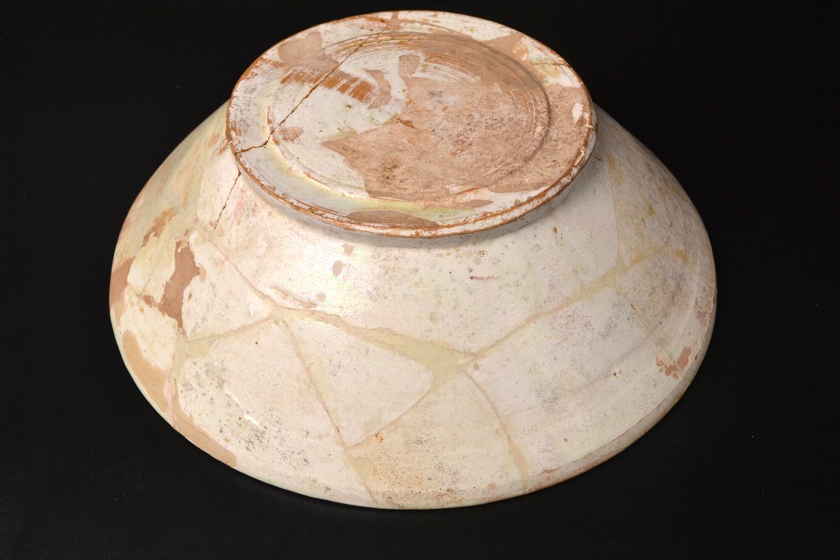 イスラム陶器 12世紀 【ペルシャ彩陶】 銀胴象嵌 大皿 外形45.5㎝zy ペルシャ カシャーン 白地藍彩花文水注 12世紀頃 蔦唐草文様
