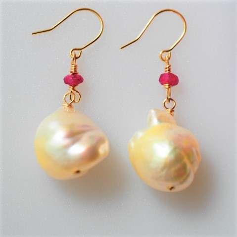  White Butterfly pearl ruby K18 earrings south . pearl 