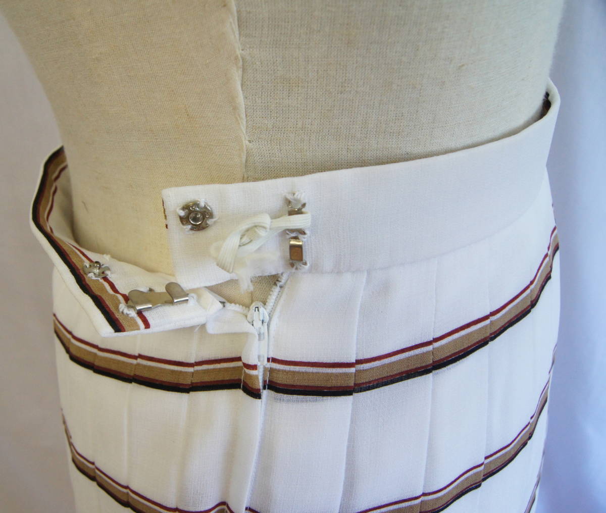 Serge Nancel PARIS セットアップ　半袖　スカート　ボーダー　白　茶色　花柄刺繍　プリーツスカート　ツーピース_画像10