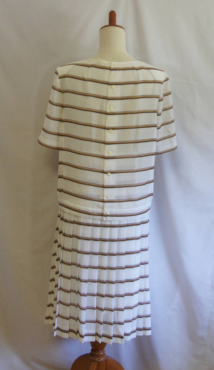 Serge Nancel PARIS セットアップ　半袖　スカート　ボーダー　白　茶色　花柄刺繍　プリーツスカート　ツーピース_画像2