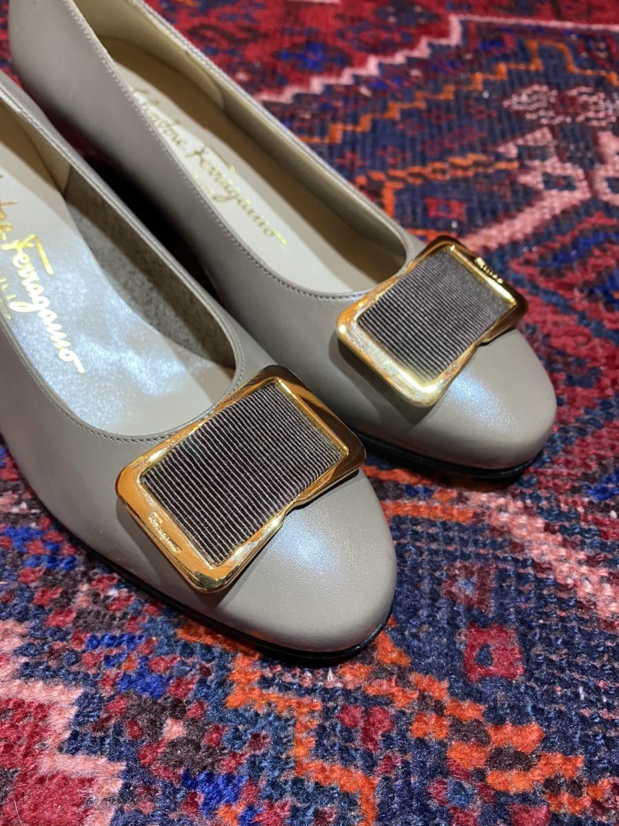 新品Salvatore Ferragamo GRECA LOGO LEATHER PUMPS MADE IN ITALY/サルヴァトーレフェラガモロゴレザーパンプス_画像2