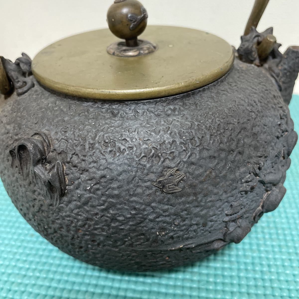 店舗クーポン 亀文堂造 鉄瓶 家戌日本琵琶湖在東 工芸品 セール品 亀文堂造 鉄瓶 家戌日本琵琶湖在東 工芸品