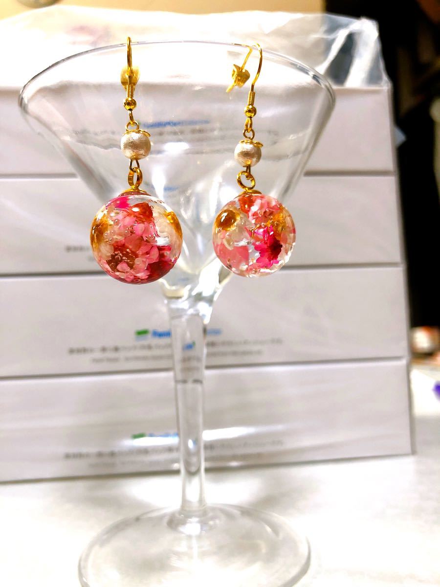 Paypayフリマ 水に浮かぶ花 ガラスドーム ピアス Paypayフリマ 水に浮かぶ花 ガラスドーム ピアス