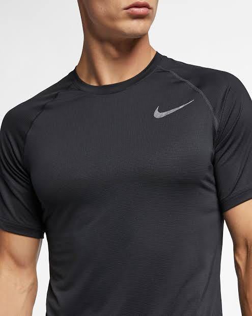 NIKE PRO ナイキプロ　トレーニングウェア　トレーニングシャツ　黒　半袖Tシャツ ランニング ジム　フィットネス