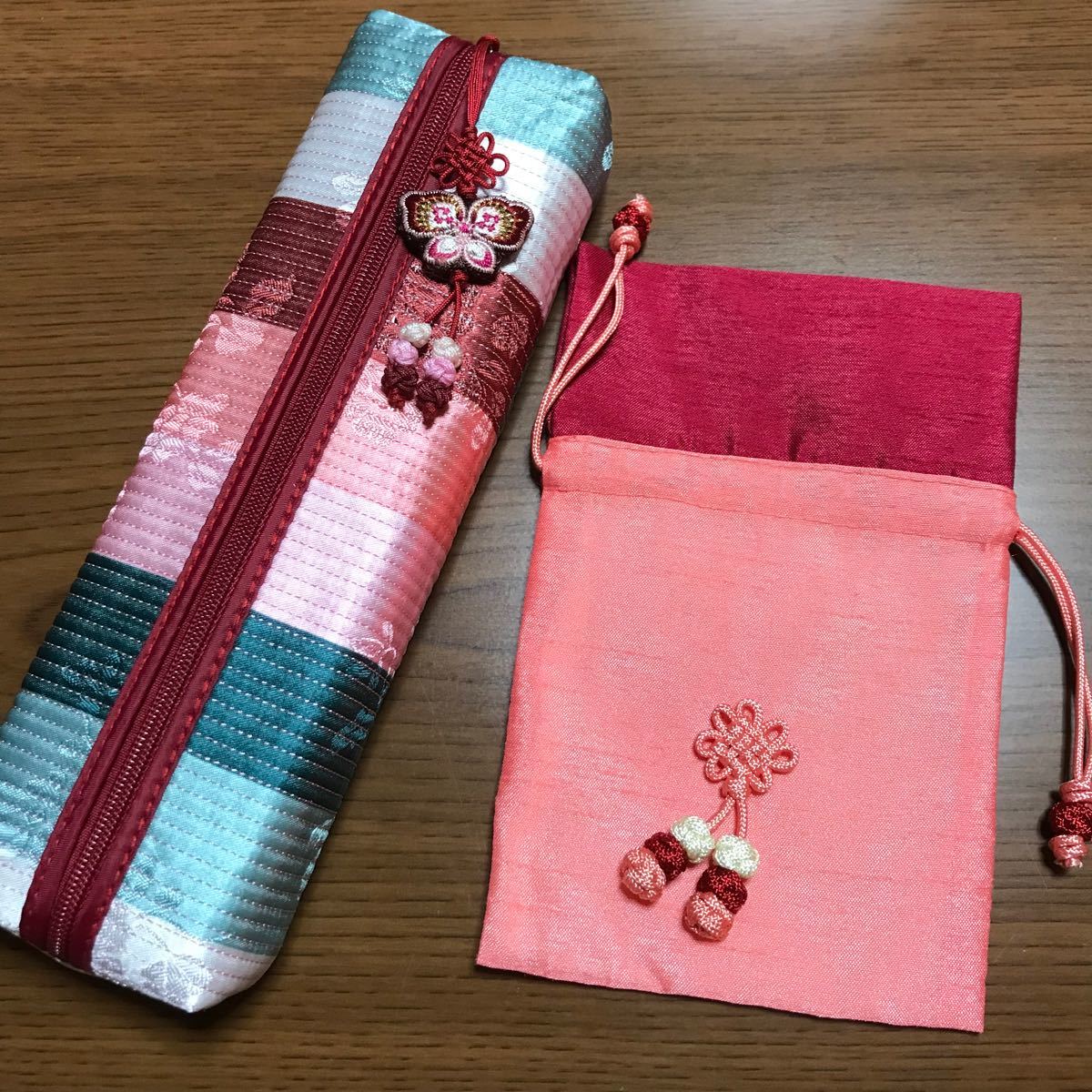 Paypayフリマ 布の小物入れ 巾着とペンケース 韓国みやげ Paypayフリマ 布の小物入れ 巾着とペンケース 韓国みやげ