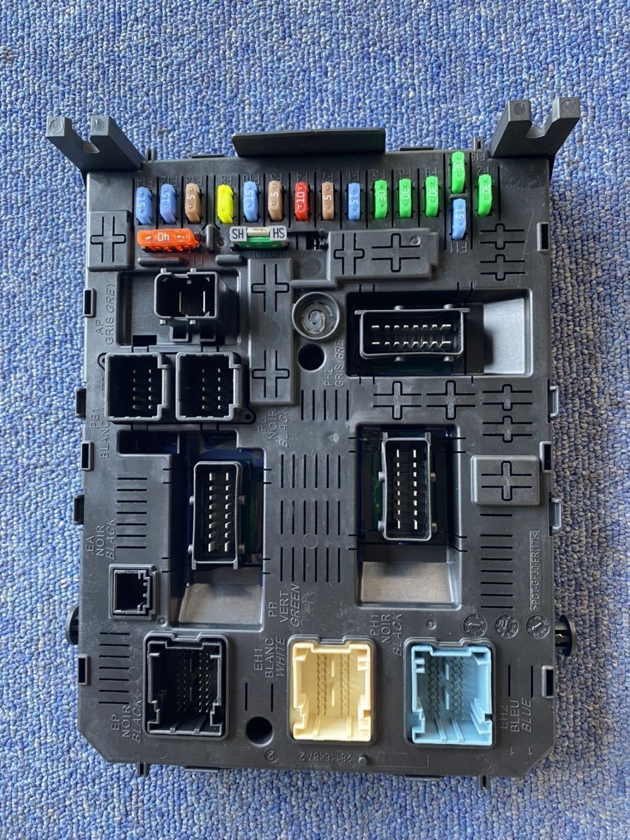 プジョー　308sw T7W5F02 ヒューズボックス　コンピューター_画像1