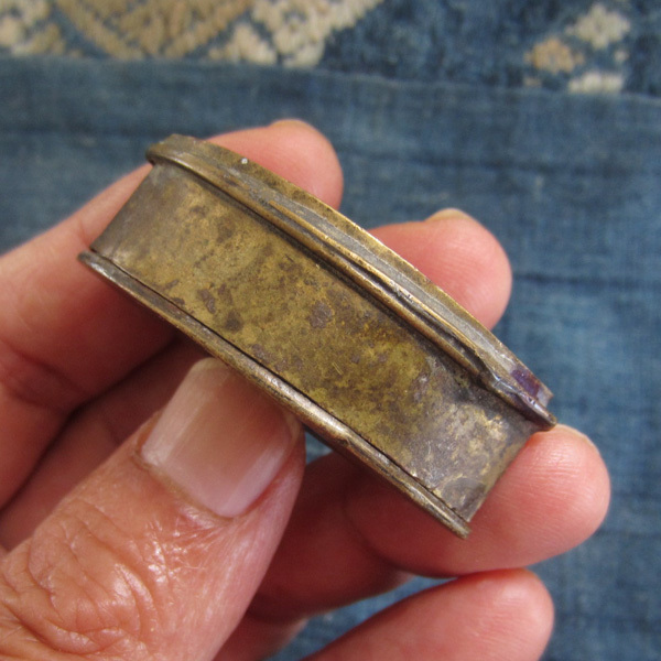 インドの古いピルケース　Brass Hand Carved Snuff Box Pill Box_画像5